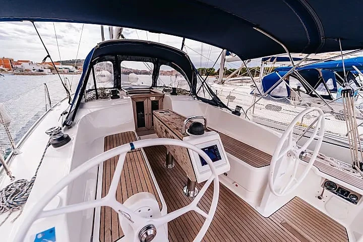 Location à Betina - Bavaria Cruiser 37 sur SamBoat