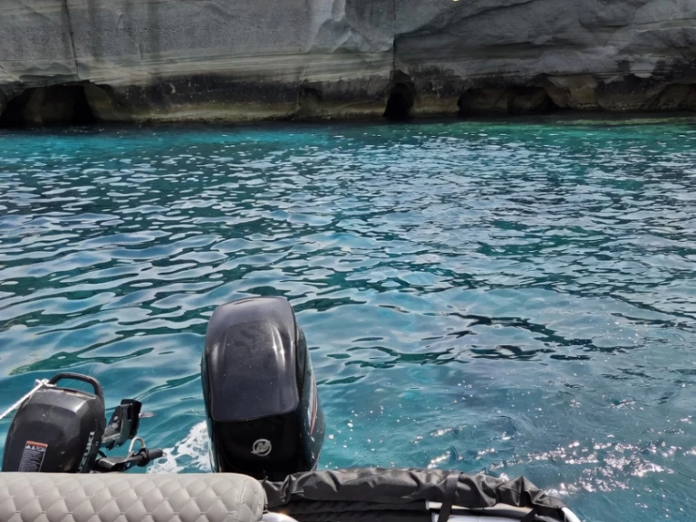 Location Bateau à moteur à Mílos - Isatek Cobra 495