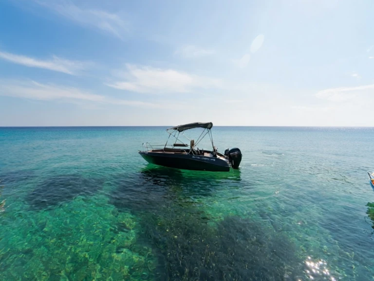 Louer Bateau à moteur avec ou sans skipper Isatek Cobra à Mílos
