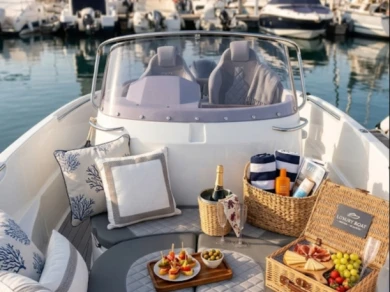 Hire Motorboat AQUA with a boat licence