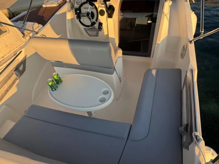 Bateau à moteur à louer à Muline au meilleur prix