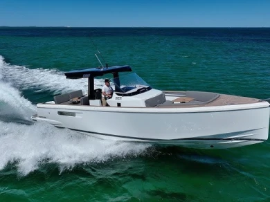 Barca a motore a noleggio a Gouviá al miglior prezzo