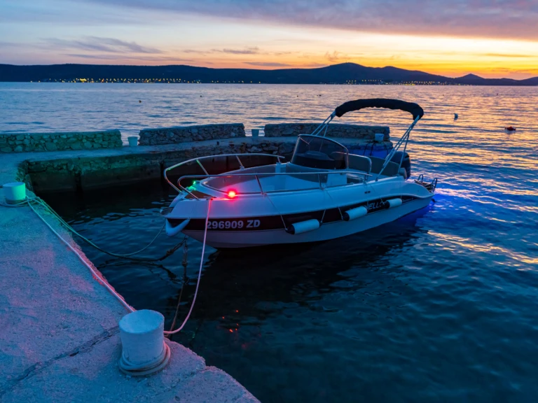 Bateau à moteur à louer à Sveti Filip i Jakov au meilleur prix