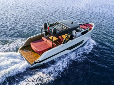 Luxury Yacht to hire Portisco at the best price