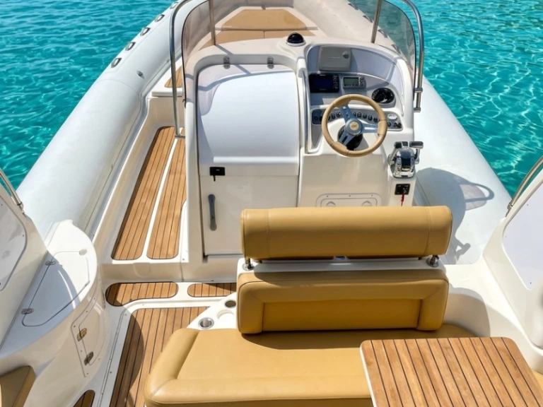 Semi-rigide à louer à Puerto de Pollensa au meilleur prix