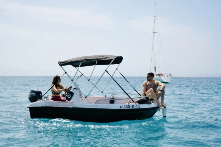 Louer Bateau à moteur avec ou sans skipper Astec à Playa Blanca