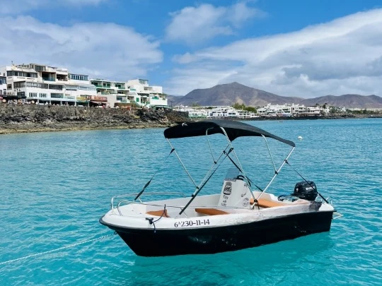 Bateau à moteur à louer à Playa Blanca au meilleur prix
