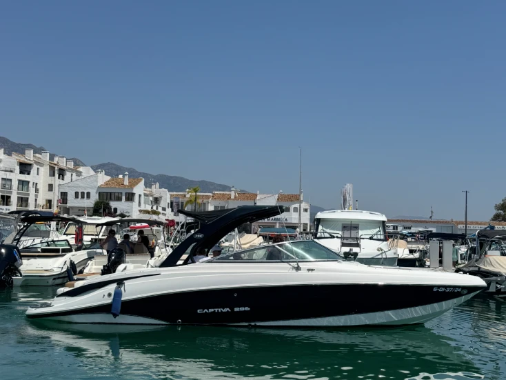 Louer Bateau à moteur avec ou sans skipper Rinker à Marbella