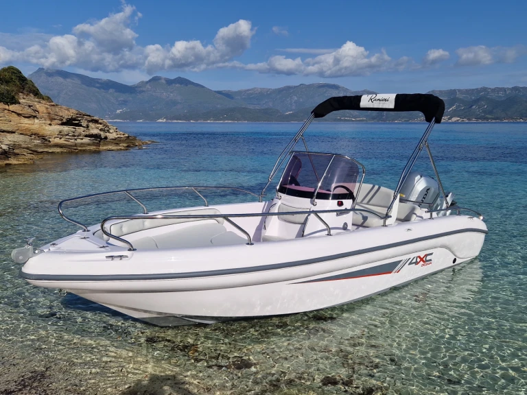 Bateau à moteur à louer à Saint-Florent au meilleur prix