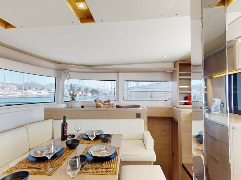 Catamaran à louer à Álimos au meilleur prix