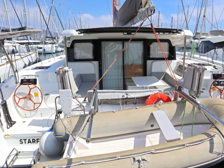 Catamaran à louer à Néa Péramos au meilleur prix