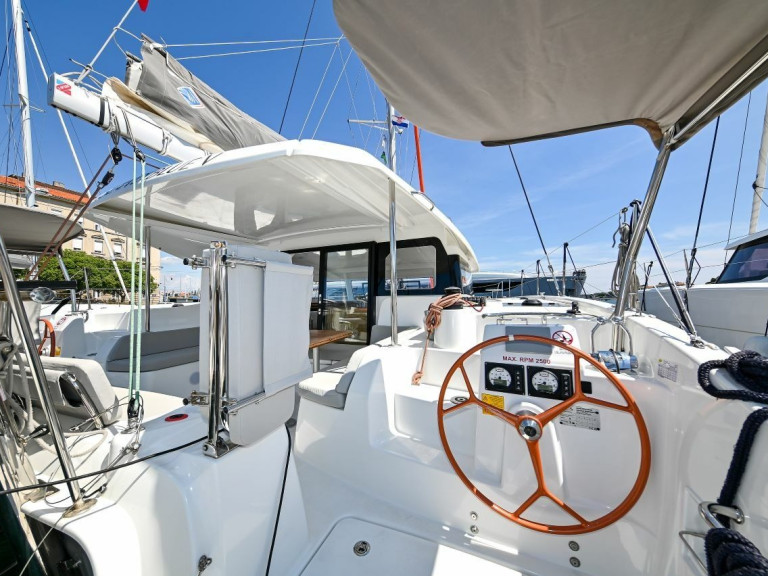 Catamaran à louer à Pula au meilleur prix