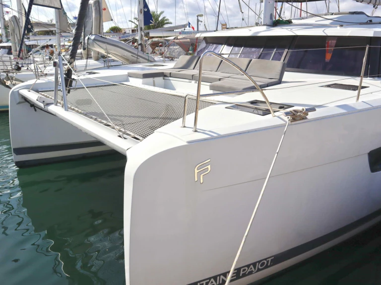 Catamaran à louer à Néa Péramos au meilleur prix