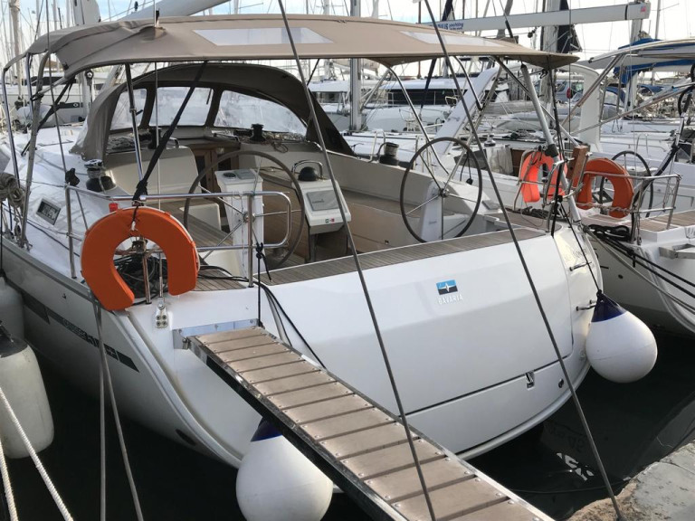 Louer Voilier avec ou sans skipper Bavaria à Álimos