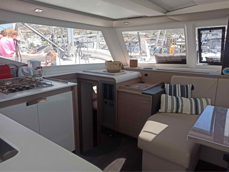 Location bateau Fountaine Pajot Isla 40 (5 cab.) à Paros (Ile) sur Samboat