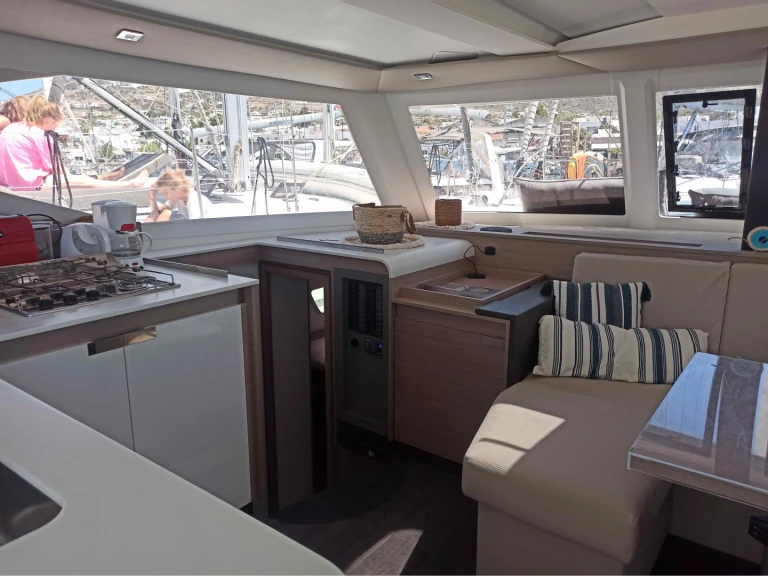 Location bateau Fountaine Pajot Isla 40 (5 cab.) à Paros (Ile) sur Samboat