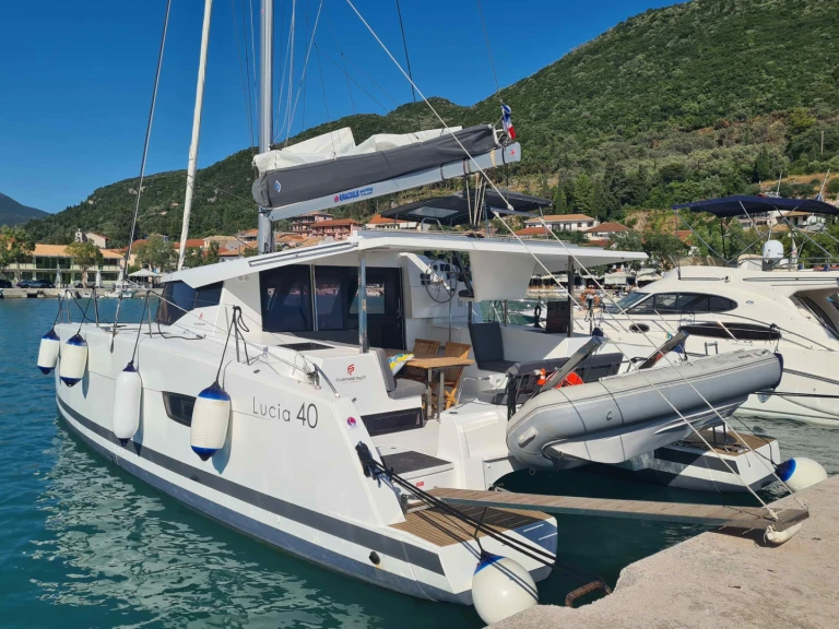 Location bateau Lefkáda pas cher Lucia 40 (4 cab.)