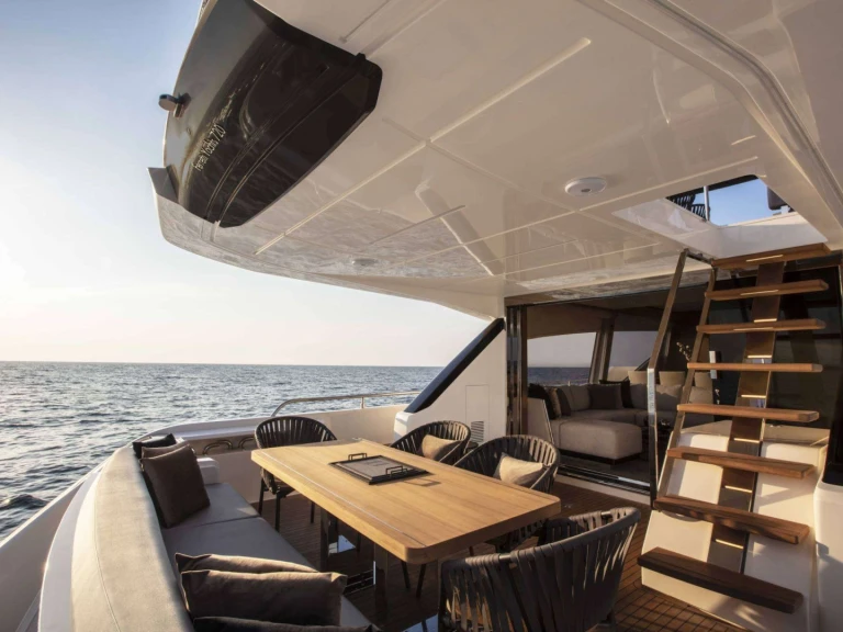 Location Yacht Ferretti avec permis