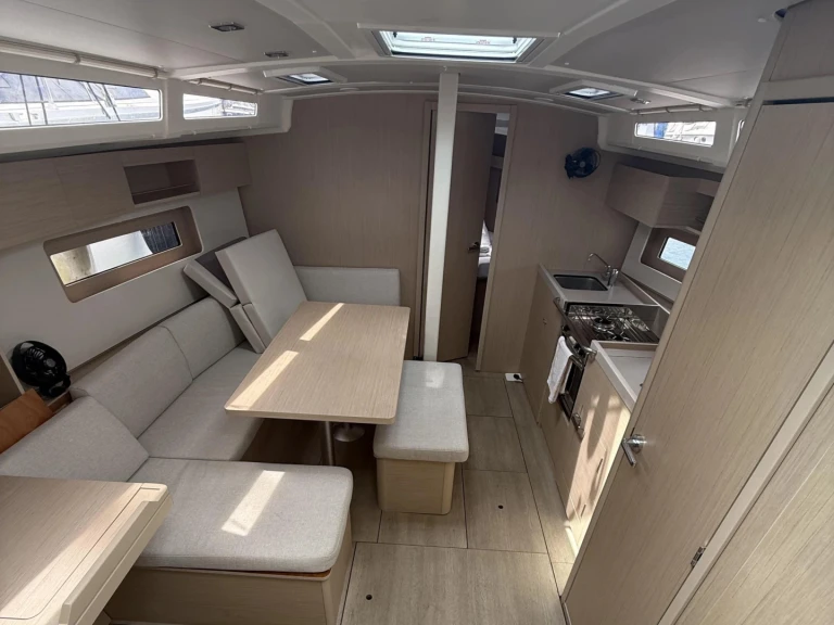 Bénéteau Oceanis 37.1 (3 cab.) a louer à Lefkáda