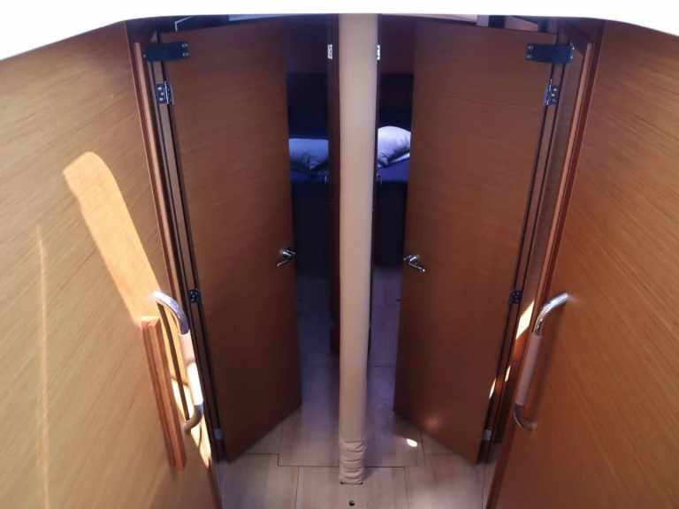 Location bateau Jeanneau Sun Loft 47 (7 cab.) à Néa Péramos sur Samboat