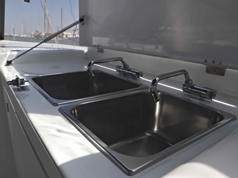 Jeanneau Sun Loft 47 (7 cab.) a louer à Néa Péramos