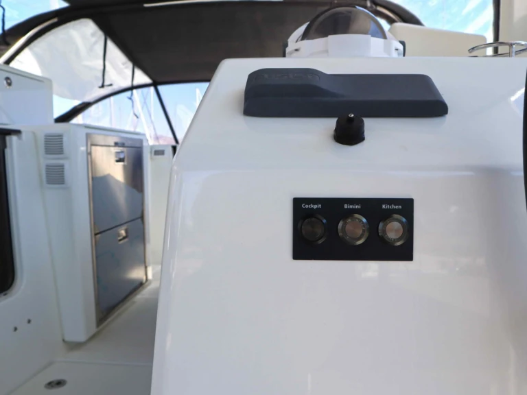 Location à Néa Péramos - Jeanneau Sun Loft 47 (7 cab.) sur SamBoat