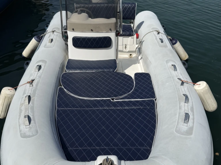 Louer Bateau à moteur avec ou sans skipper Capelli à Port Grimaud