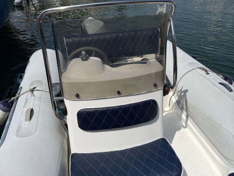 Bateau à moteur à louer à Port Grimaud au meilleur prix