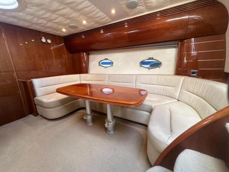 Louez un Princess Princess V50 à Golfe-Juan