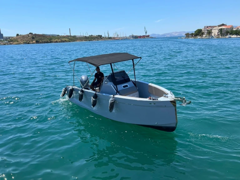 Louer Semi-rigide avec ou sans skipper Moonday à Adamantas