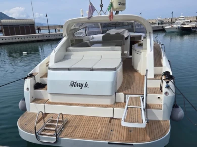 Yacht di lusso a noleggio a Capri al miglior prezzo