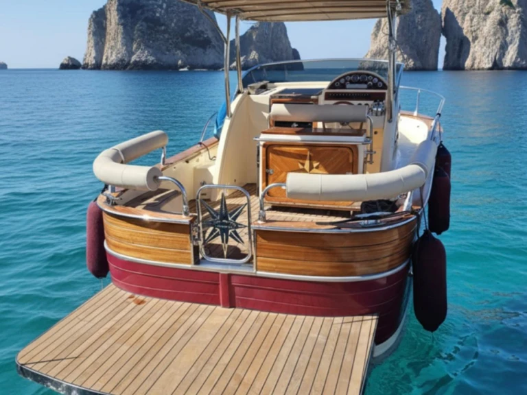 Louer Bateau à moteur avec ou sans skipper viveur à Capri