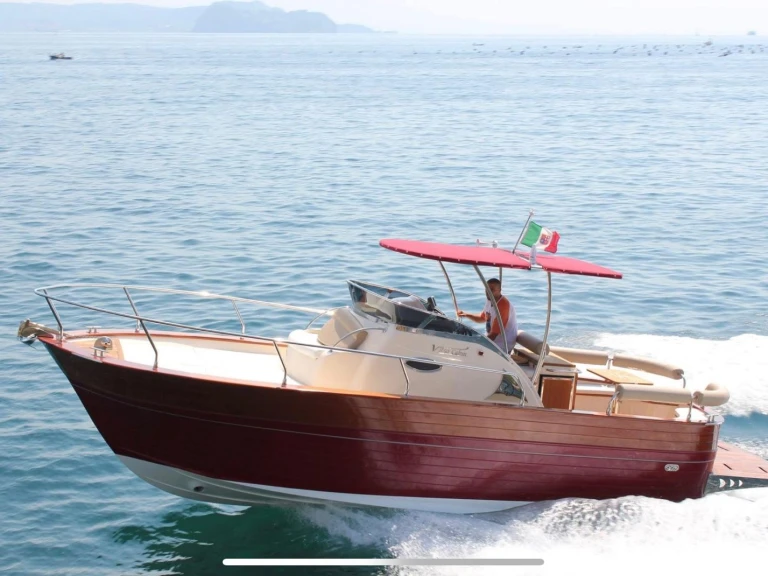 Bateau à moteur à louer à Capri au meilleur prix