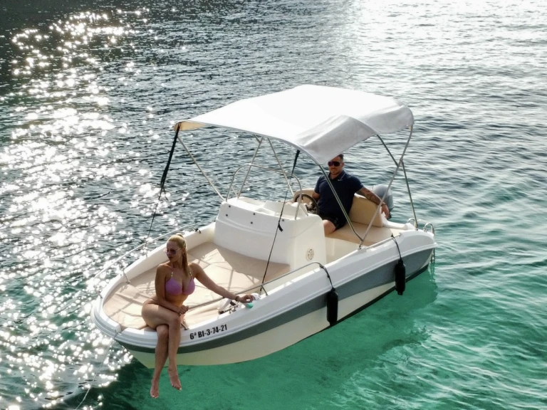 Bateau à moteur à louer à Sant Antoni de Portmany au meilleur prix