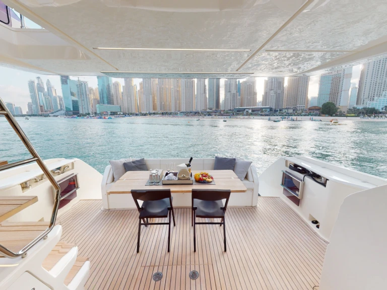 Location bateau Dubai Marina pas cher FERRETTI 670