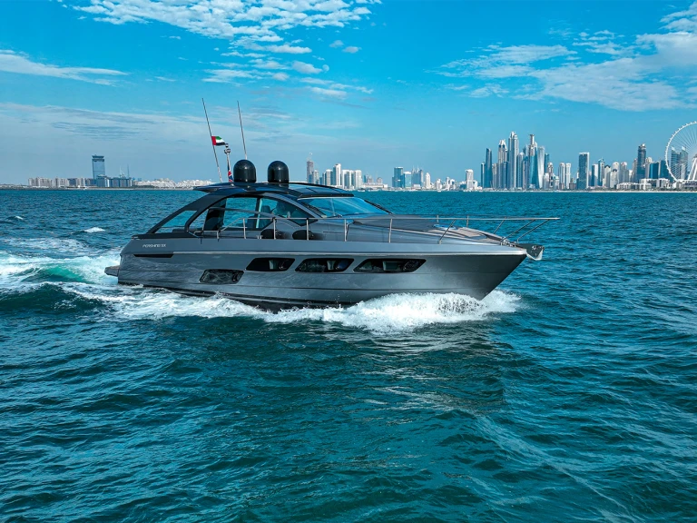 Location bateau Dubai Marina pas cher Pershing 5x