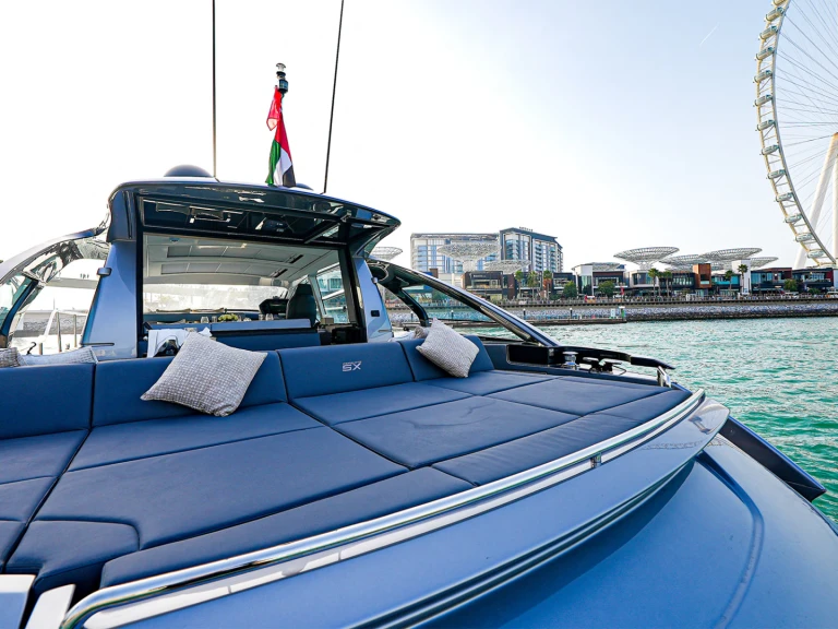 Location bateau Dubai Marina pas cher Pershing 5x