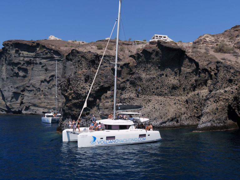 Catamaran à louer à Vlychada au meilleur prix
