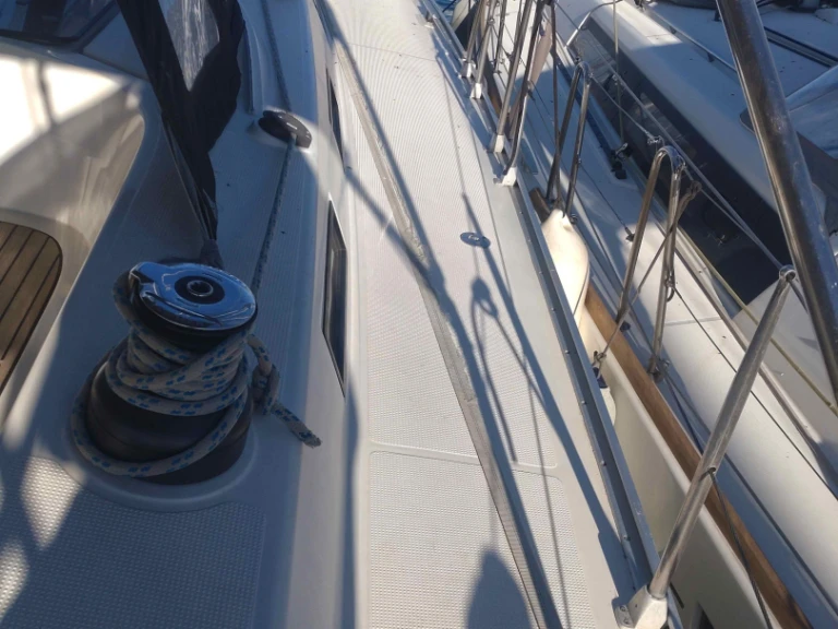 Louez un Bavaria Bavaria Cruiser 56 (6 cab.) à Álimos