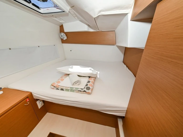 Excess Excess 11 (6 cab.) a louer à Pula