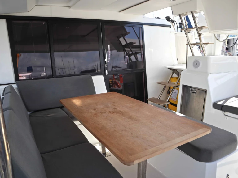 Location bateau Fountaine Pajot Astréa 42 Maestro (5 cab.) à Néa Péramos sur Samboat