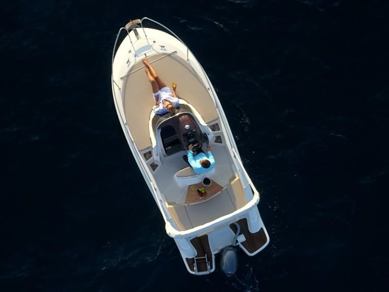 Location Bateau à moteur à Port de Salerne - Romar Bermuda 690