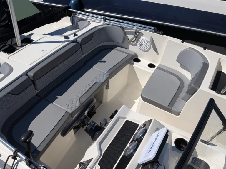 Louer Bateau à moteur avec ou sans skipper Bayliner à La Rochelle