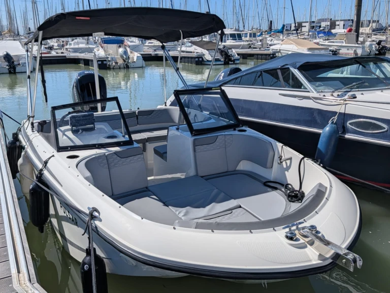 Bateau à moteur à louer à La Rochelle au meilleur prix