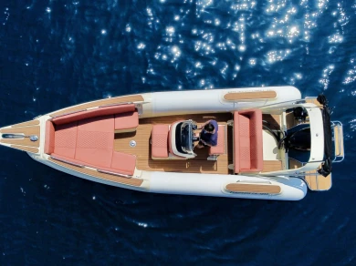 Polotuhá loď k pronájmu v Corfou za nejlepší cenu