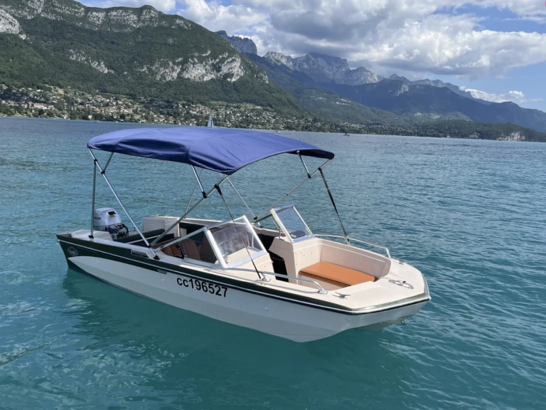Bateau à moteur à louer à Annecy au meilleur prix