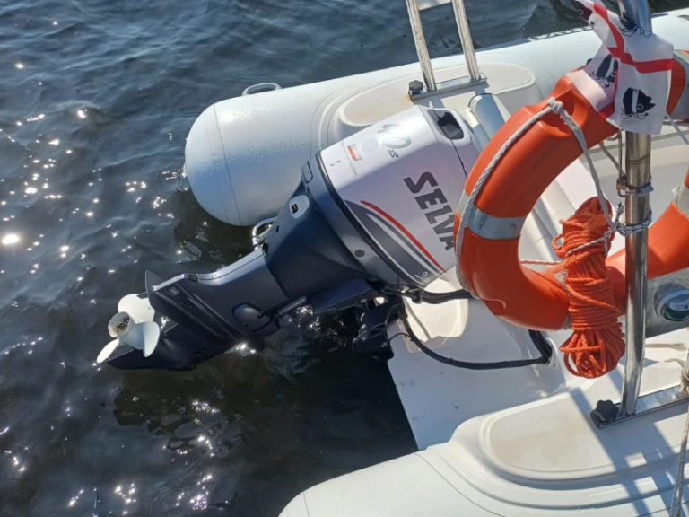 Semi-rigide à louer à Quartu Sant'Elena au meilleur prix