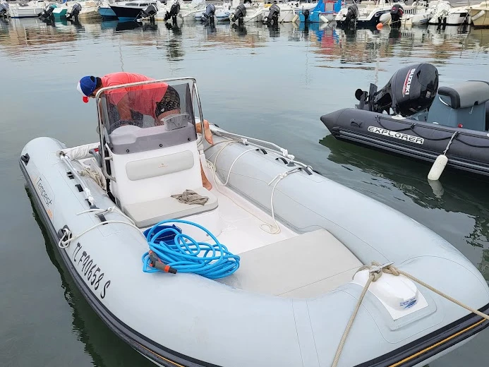Louer Semi-rigide avec ou sans skipper Capelli à Six-Fours-les-Plages