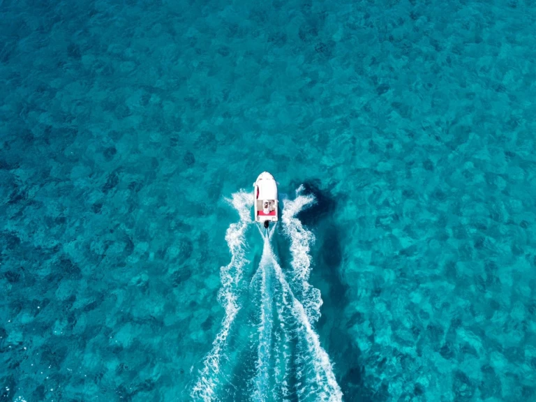 Bateau à moteur à louer à Cala Galdana au meilleur prix