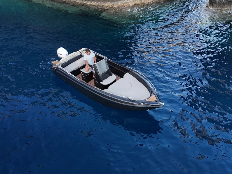 Bateau à moteur à louer à Agía Kiriakí au meilleur prix